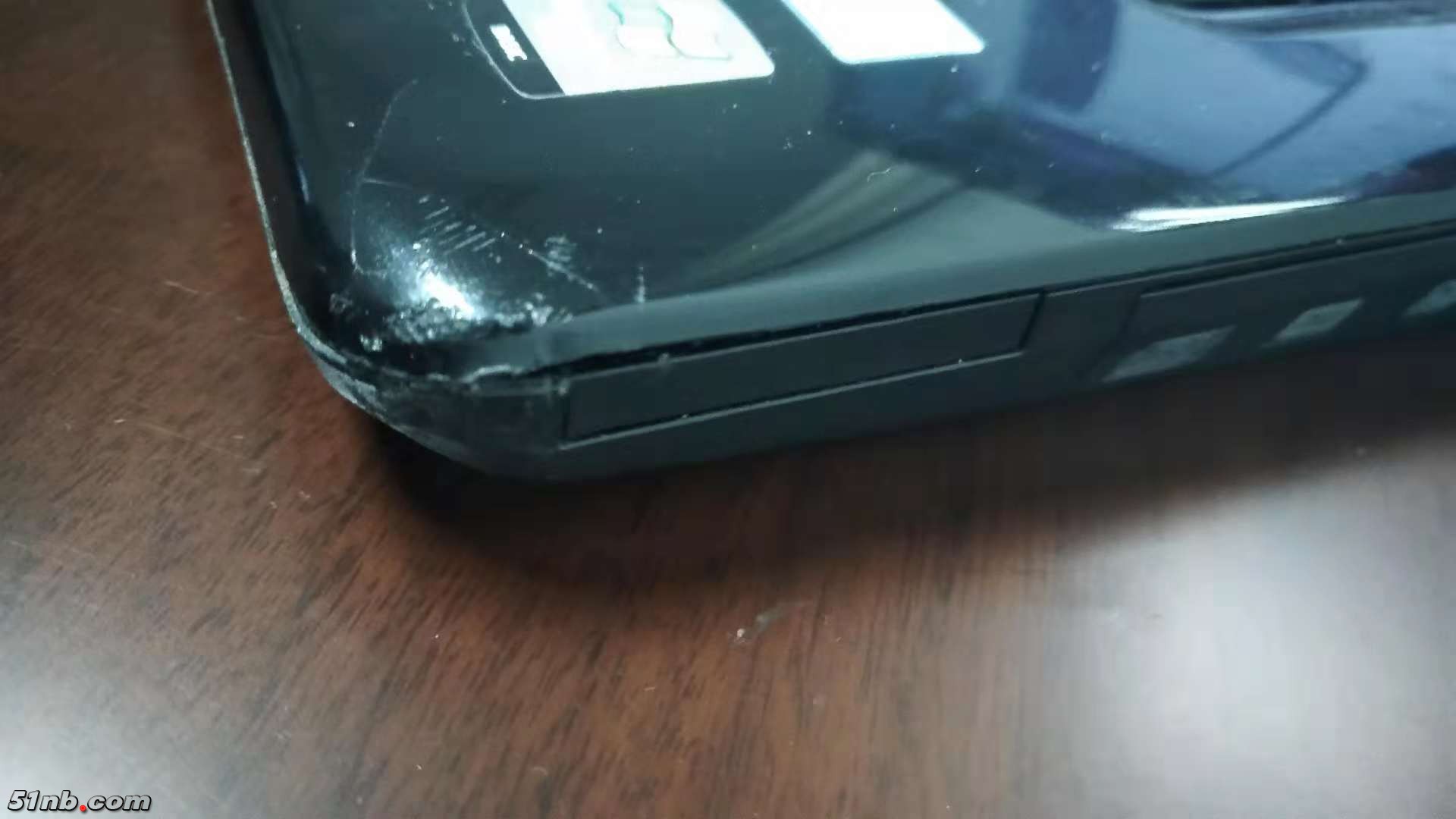 右下角有点磕开