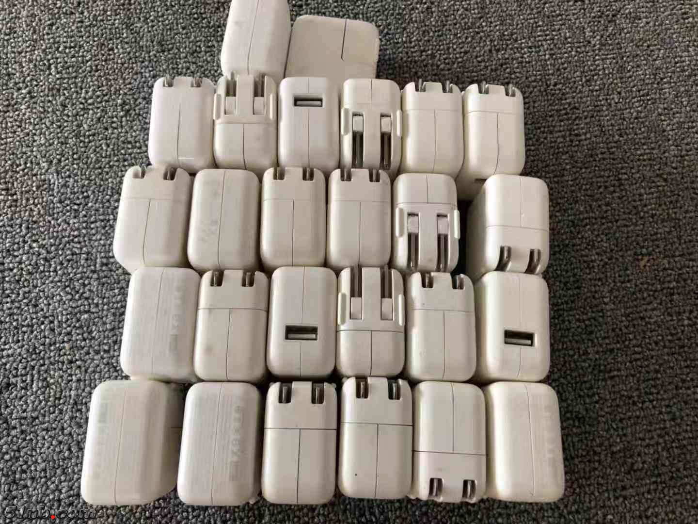 清洗干净后的充电头