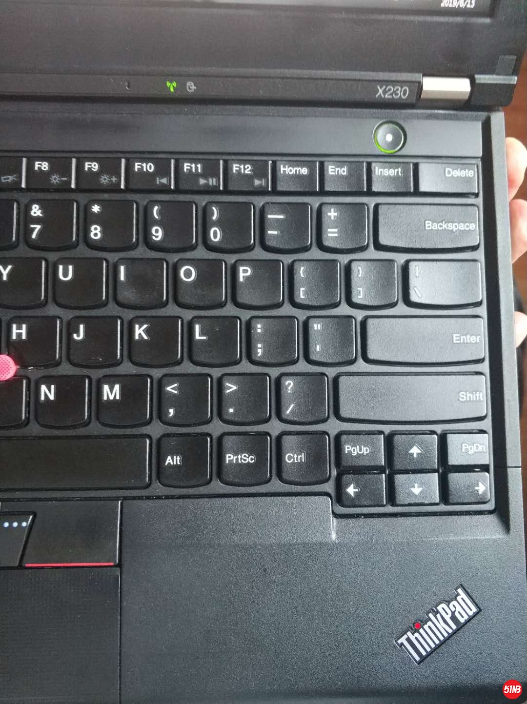 背光没有，不过头顶有LED小灯